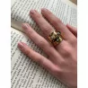 Gold Amalia Ring med dekorative elementer/sten fra ZIROSA